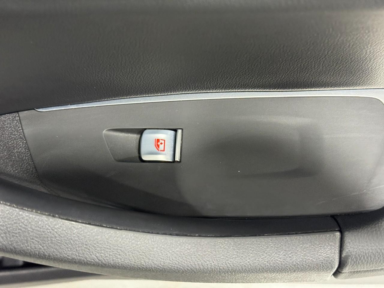 BMW X4 Vehicle Full-screen Gallery Image 23