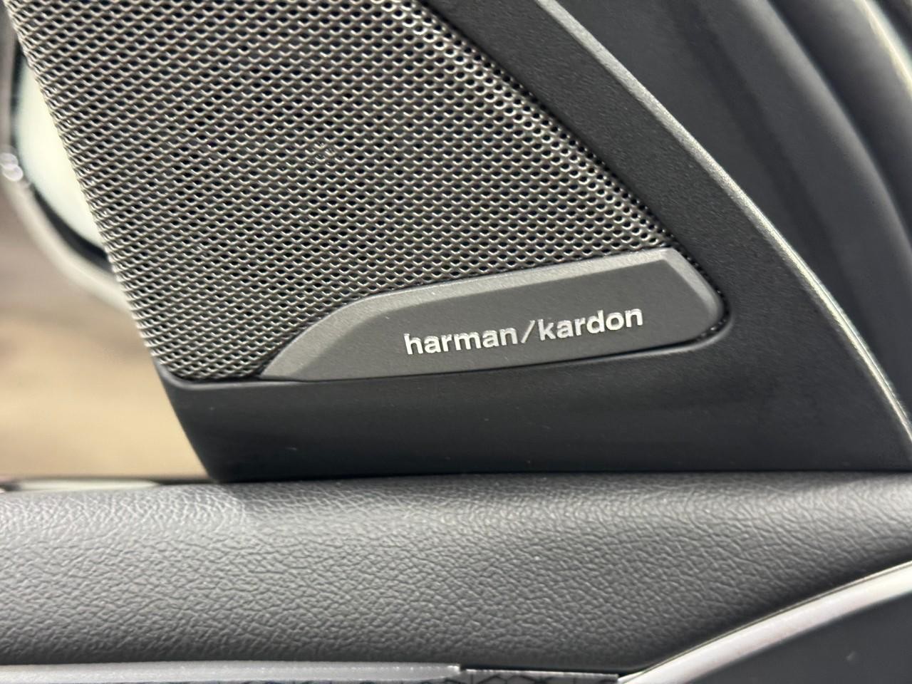 BMW X4 Vehicle Full-screen Gallery Image 24