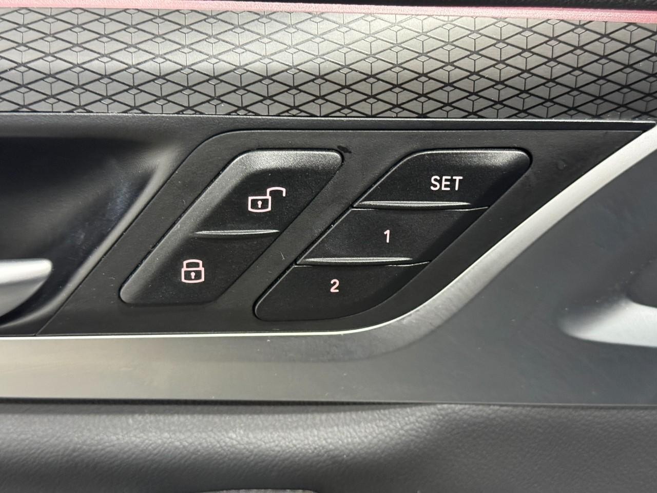 BMW X4 Vehicle Full-screen Gallery Image 25