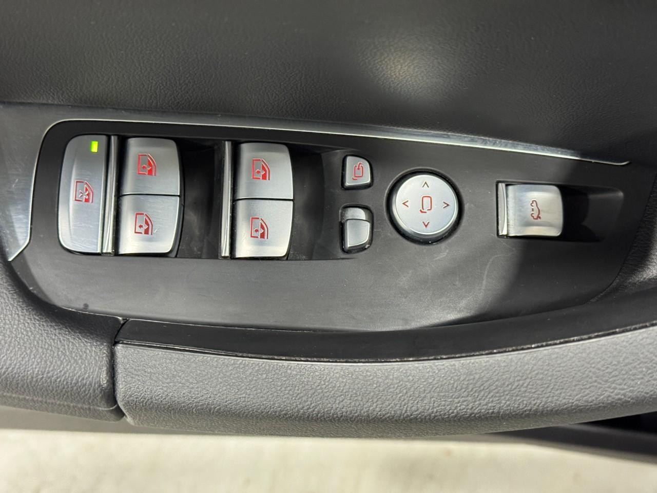 BMW X4 Vehicle Full-screen Gallery Image 26