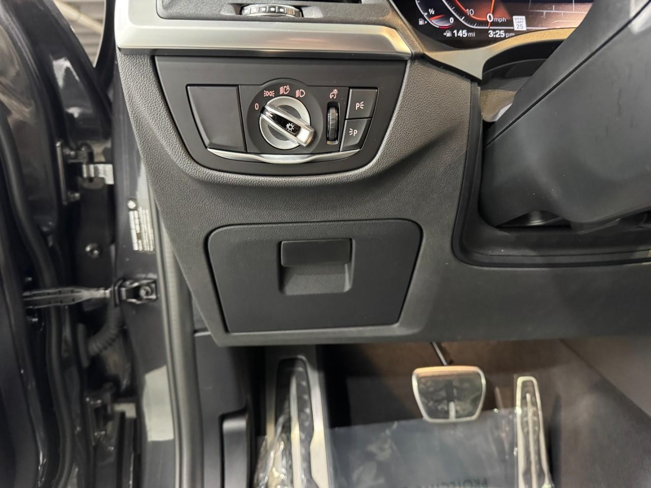 BMW X4 Vehicle Full-screen Gallery Image 30