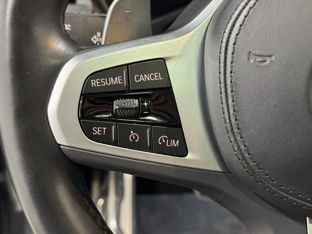 BMW X4 Vehicle Full-screen Gallery Image 31