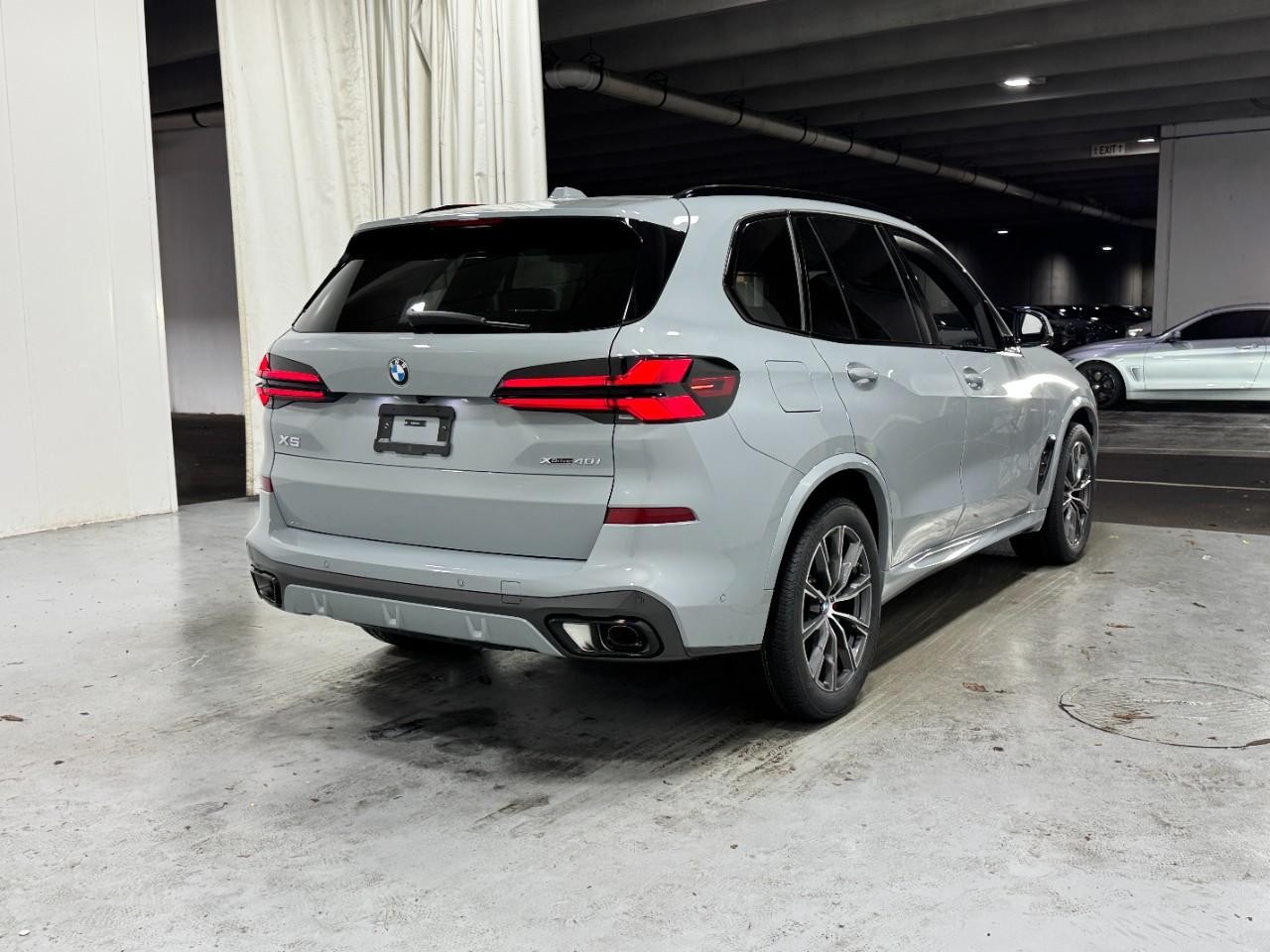 BMW X5 Vehicle Full-screen Gallery Image 4