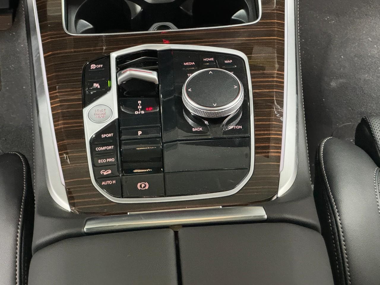 BMW X5 Vehicle Full-screen Gallery Image 15