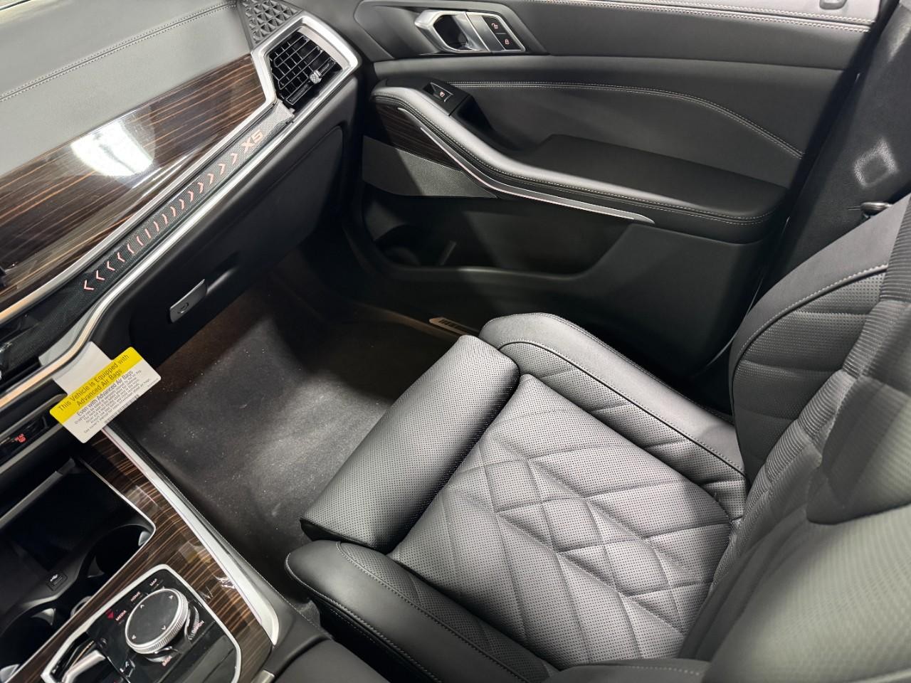 BMW X5 Vehicle Full-screen Gallery Image 16