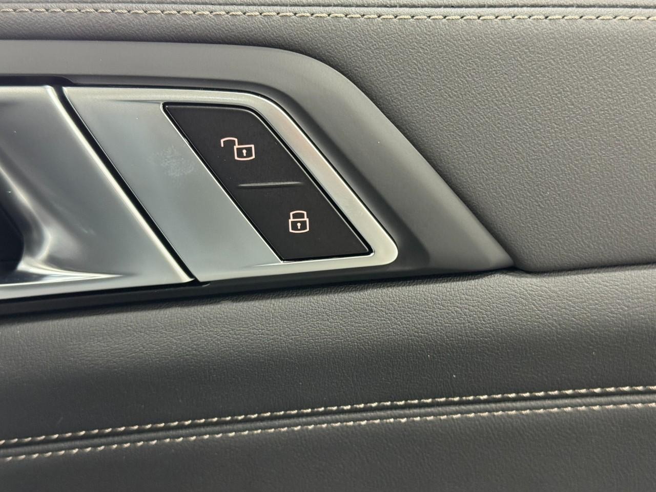 BMW X5 Vehicle Full-screen Gallery Image 20