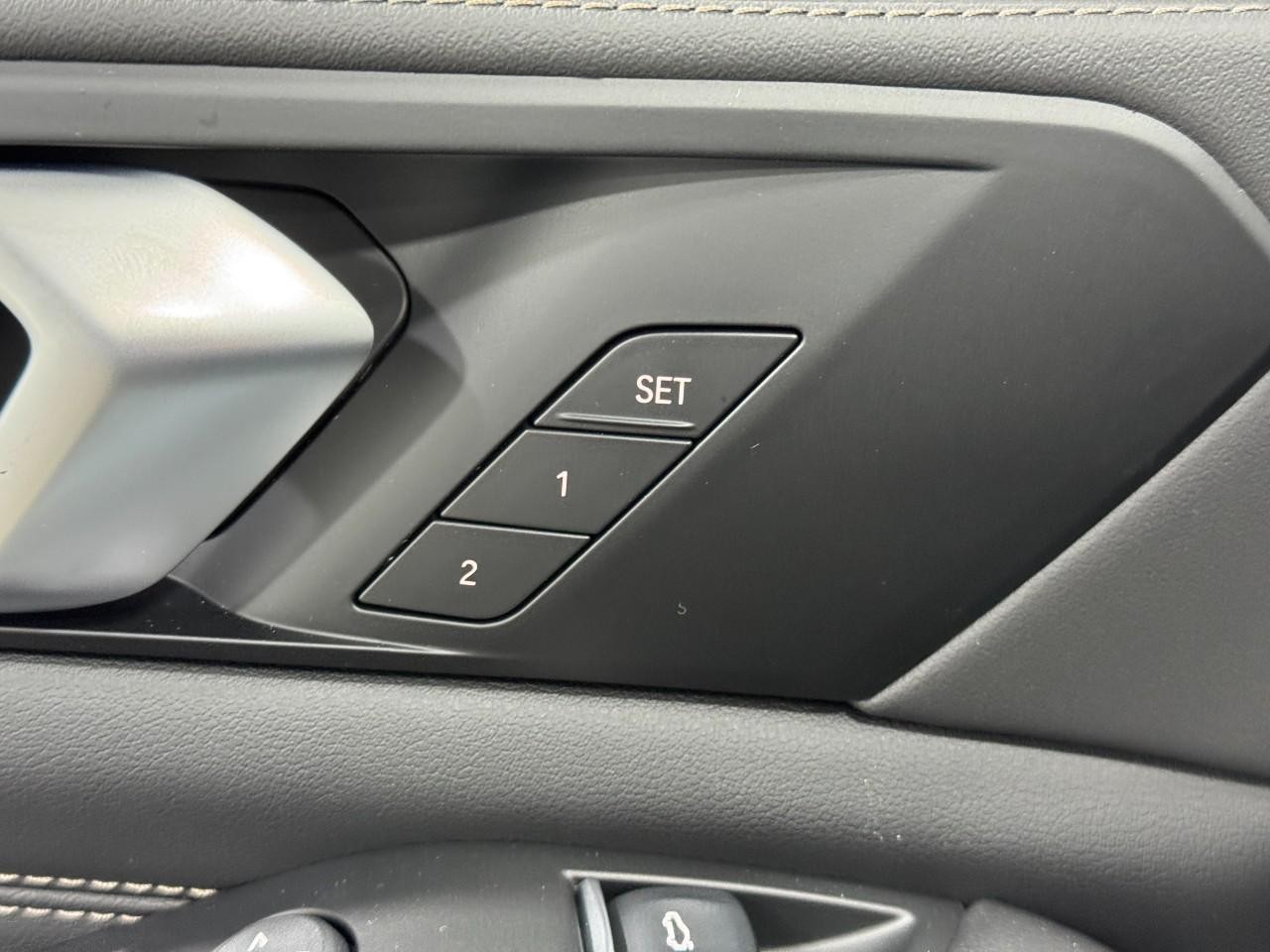 BMW X5 Vehicle Full-screen Gallery Image 23