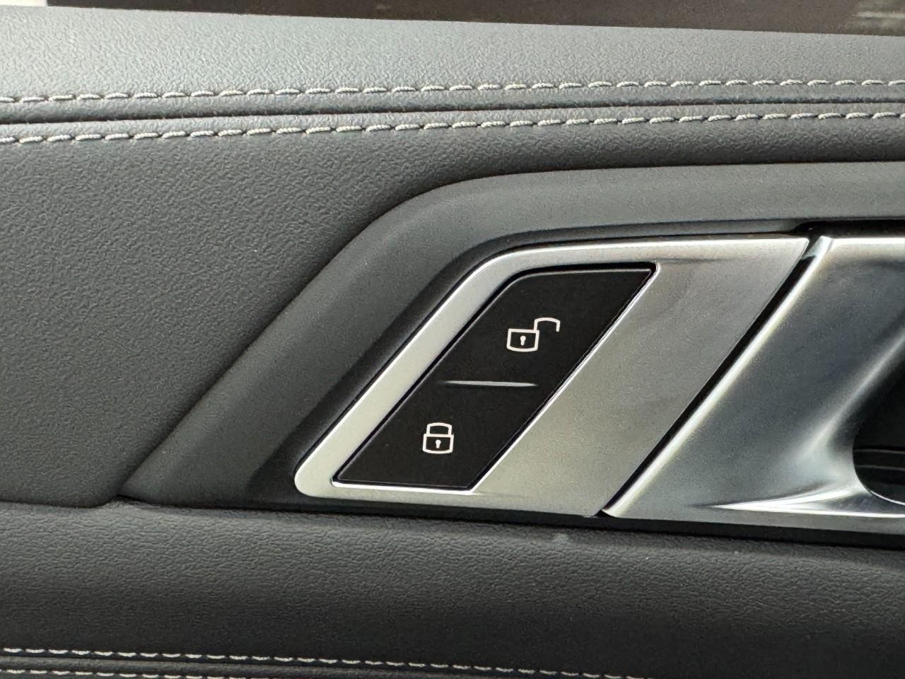 BMW X5 Vehicle Full-screen Gallery Image 24