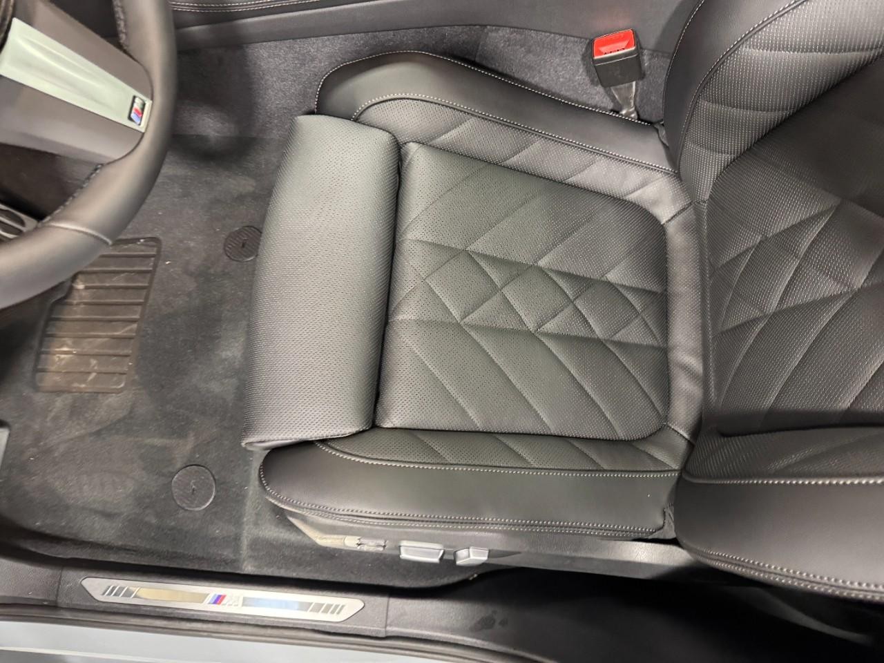 BMW X5 Vehicle Full-screen Gallery Image 27