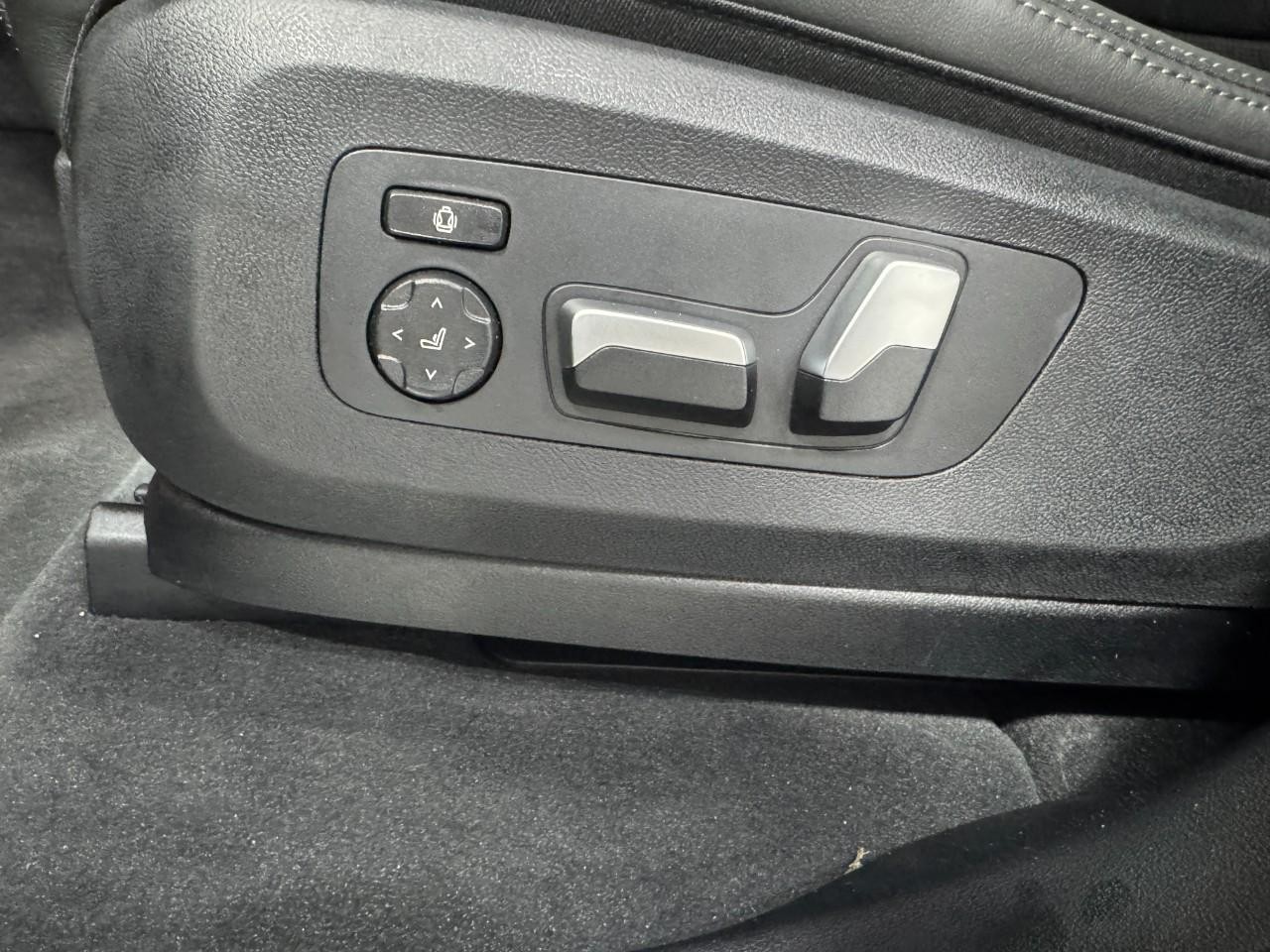 BMW X5 Vehicle Full-screen Gallery Image 28