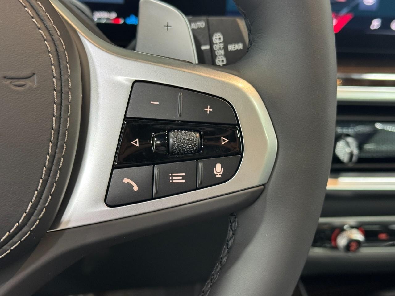 BMW X5 Vehicle Full-screen Gallery Image 31