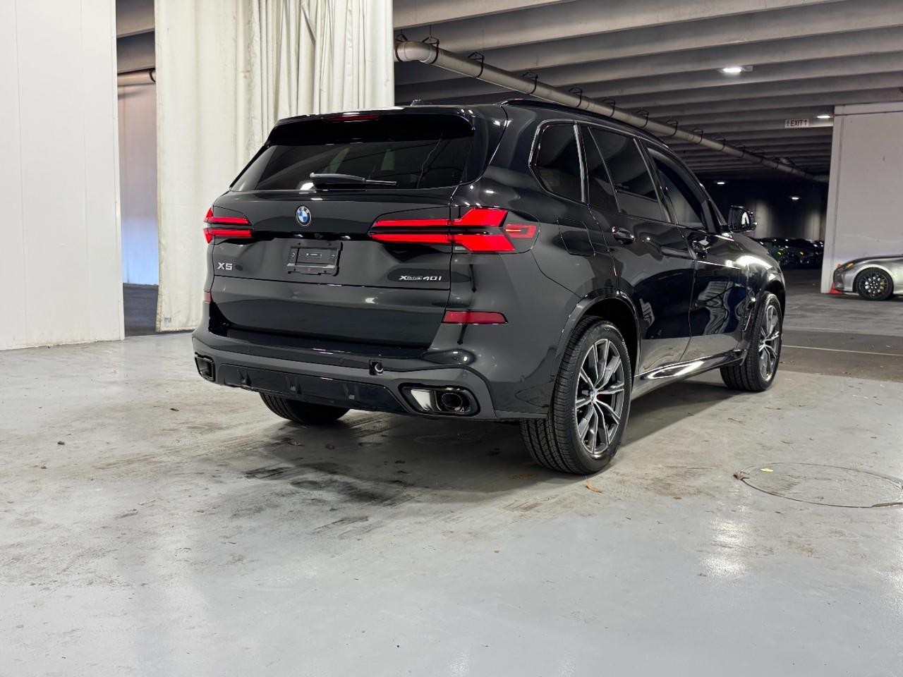 BMW X5 Vehicle Full-screen Gallery Image 4