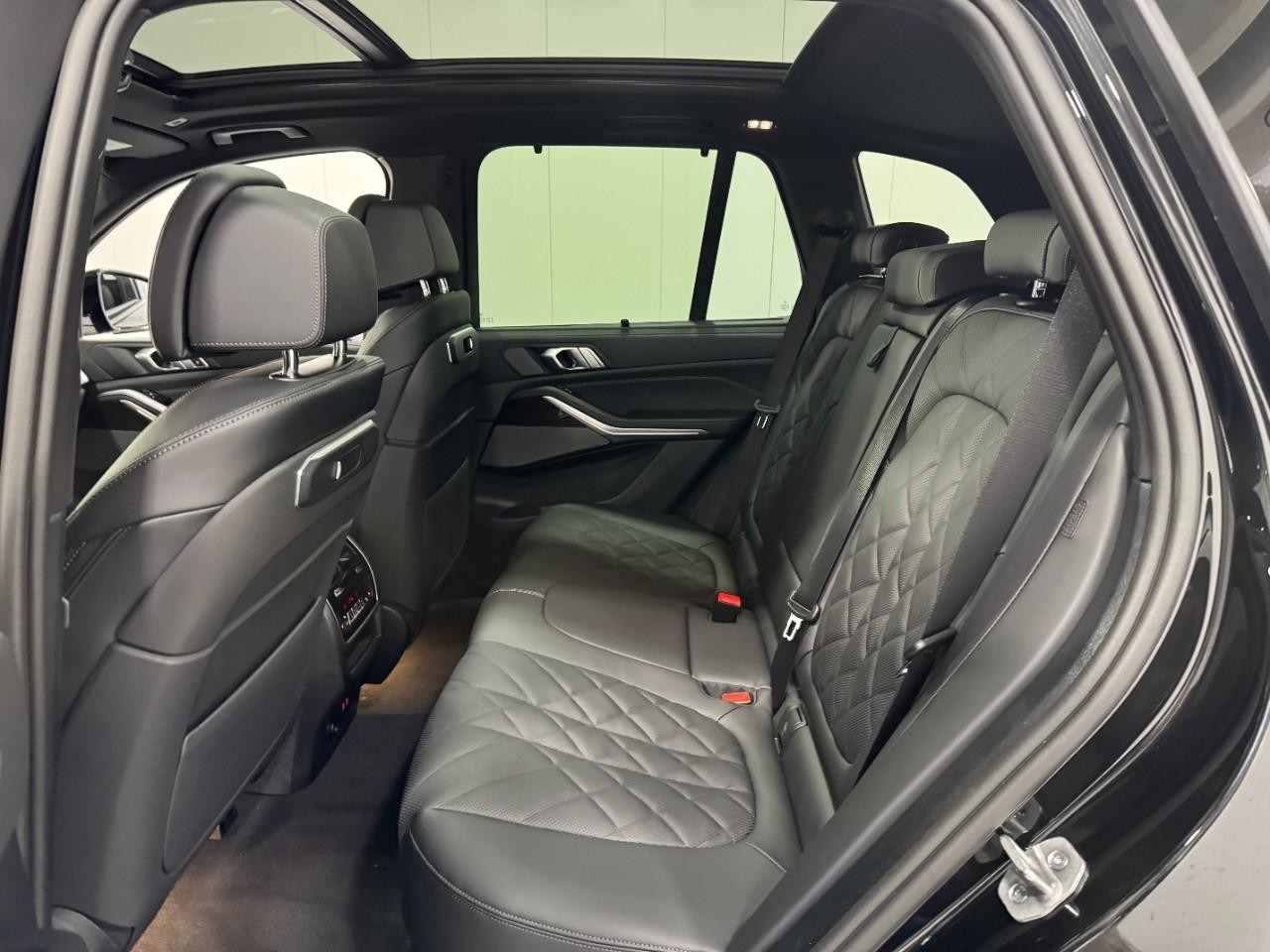 BMW X5 Vehicle Full-screen Gallery Image 8