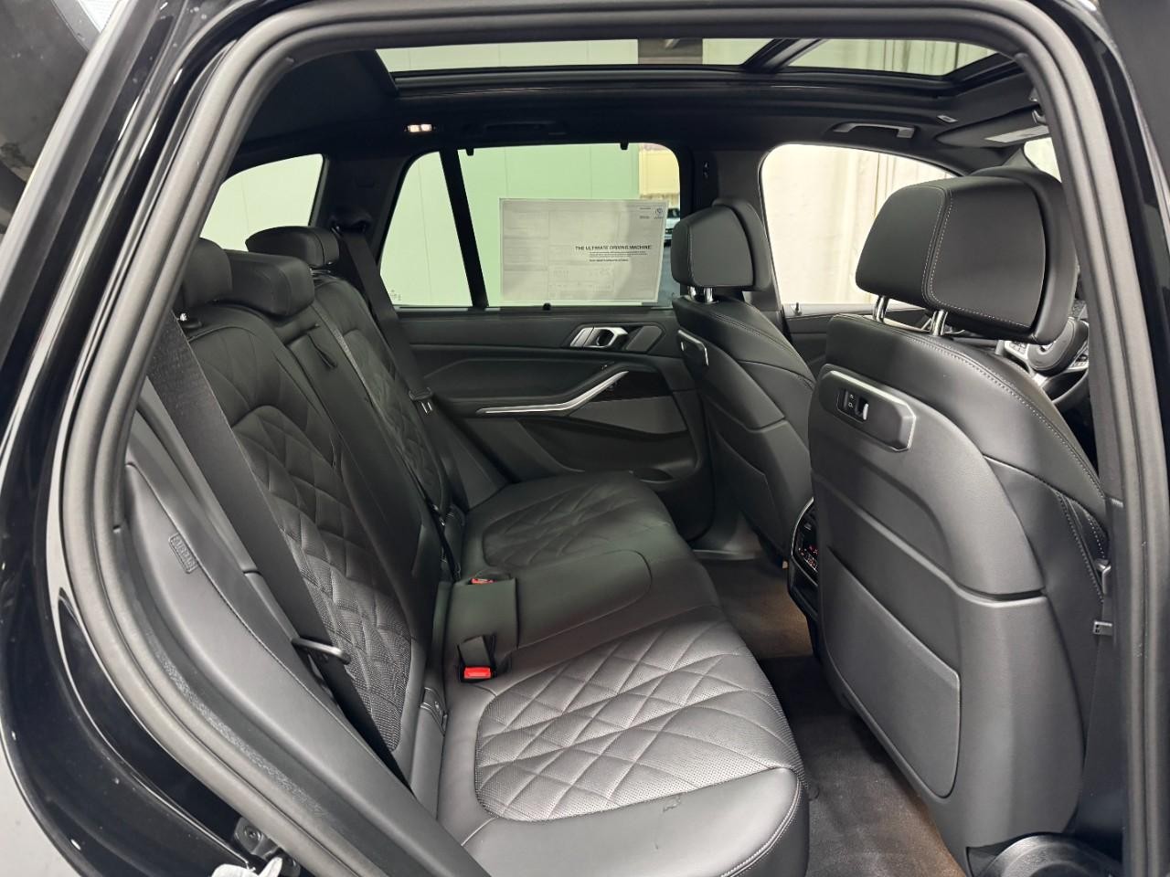 BMW X5 Vehicle Full-screen Gallery Image 10