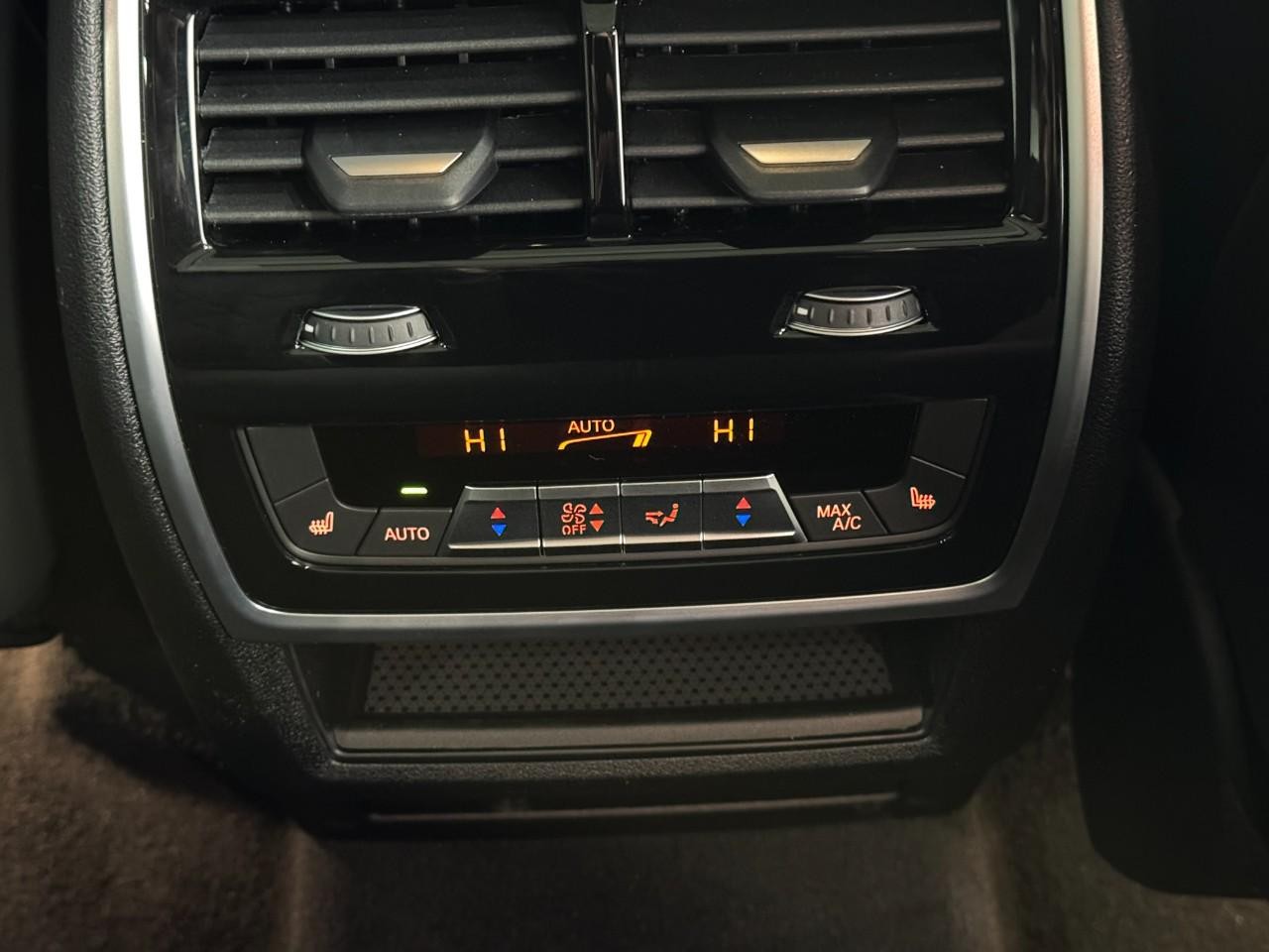 BMW X5 Vehicle Full-screen Gallery Image 11