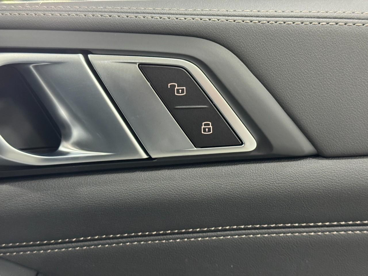 BMW X5 Vehicle Full-screen Gallery Image 21