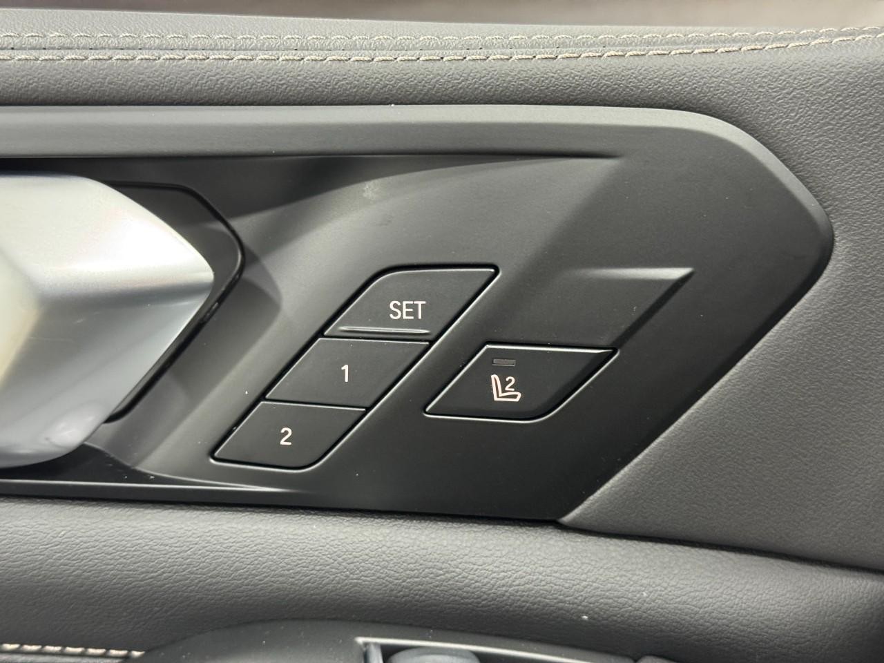 BMW X5 Vehicle Full-screen Gallery Image 24