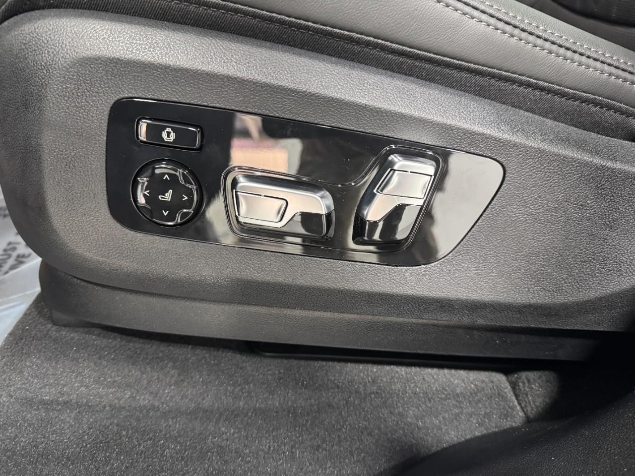 BMW X5 Vehicle Full-screen Gallery Image 29