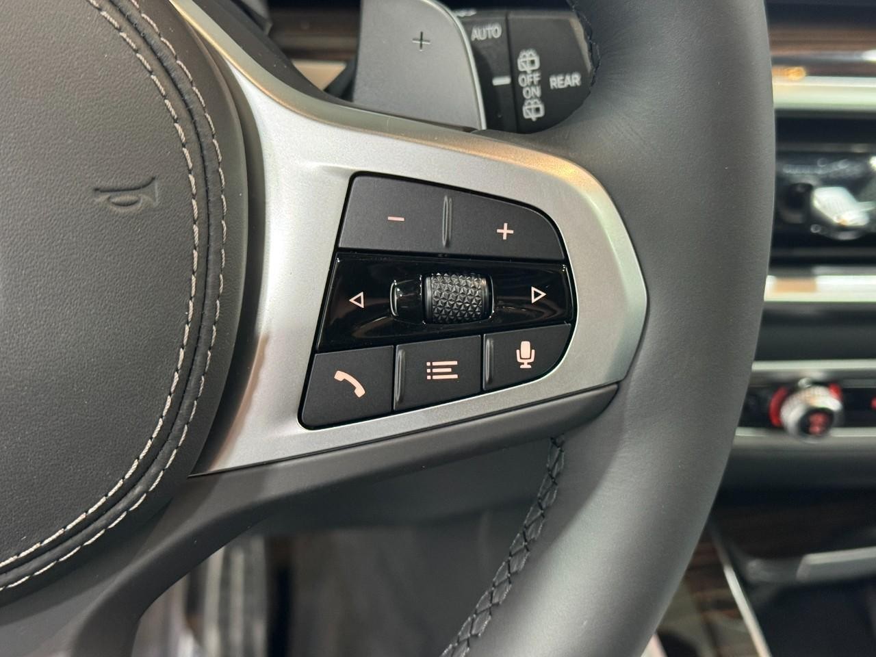 BMW X5 Vehicle Full-screen Gallery Image 32