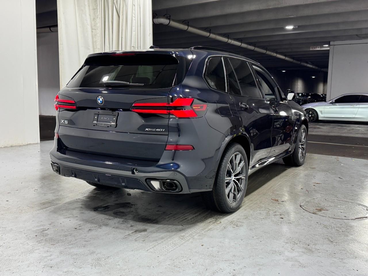 BMW X5 Vehicle Full-screen Gallery Image 4