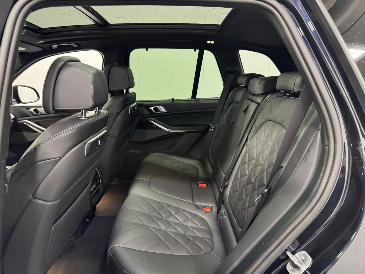 BMW X5 Vehicle Full-screen Gallery Image 8