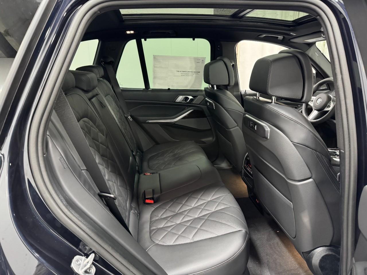 BMW X5 Vehicle Full-screen Gallery Image 10