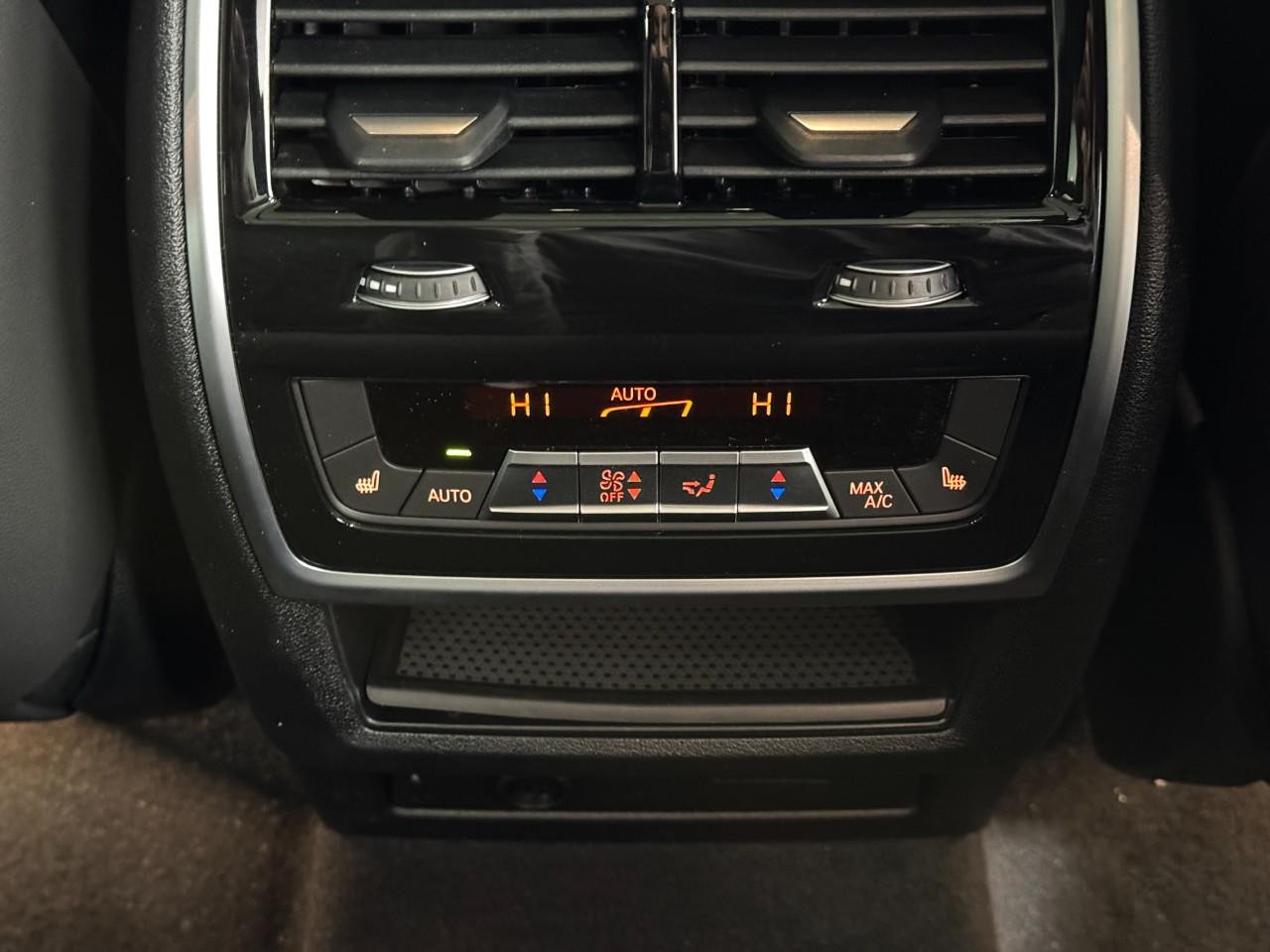 BMW X5 Vehicle Full-screen Gallery Image 11