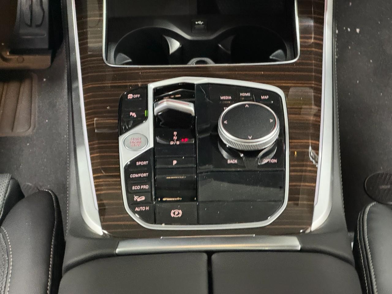 BMW X5 Vehicle Full-screen Gallery Image 16