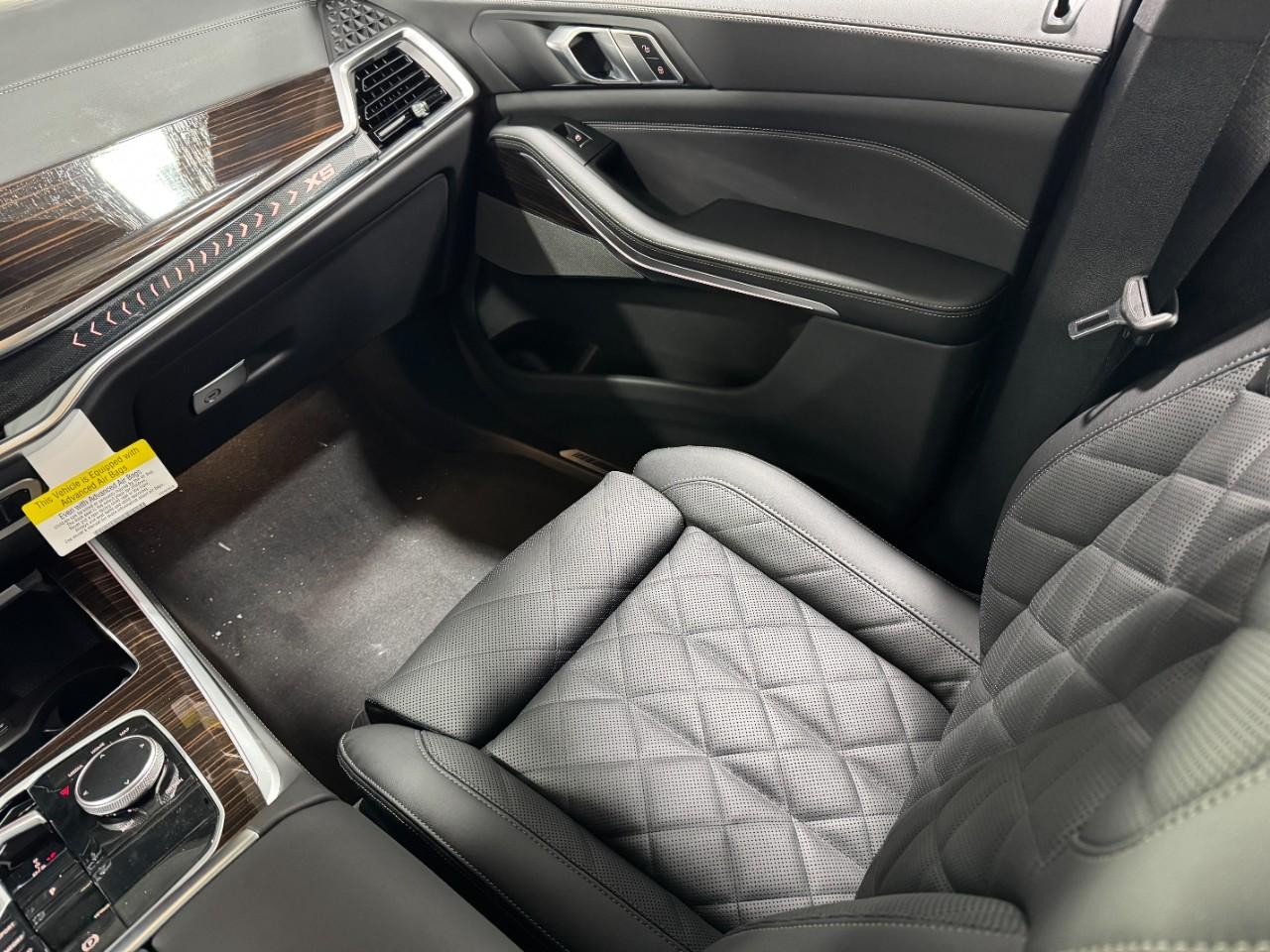 BMW X5 Vehicle Full-screen Gallery Image 17