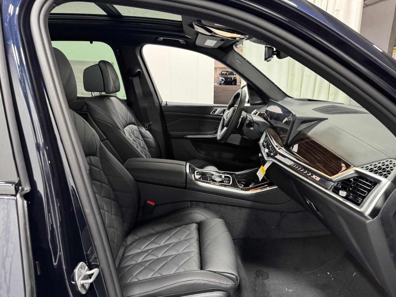 BMW X5 Vehicle Full-screen Gallery Image 18