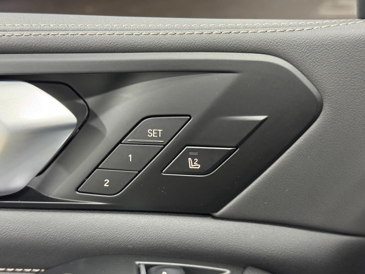 BMW X5 Vehicle Full-screen Gallery Image 24