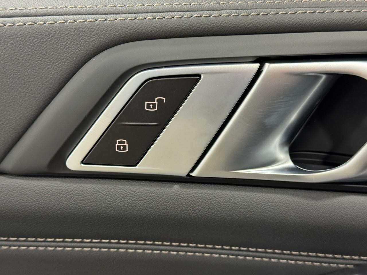 BMW X5 Vehicle Full-screen Gallery Image 25