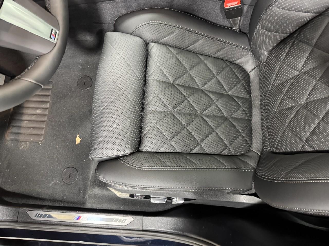 BMW X5 Vehicle Full-screen Gallery Image 28