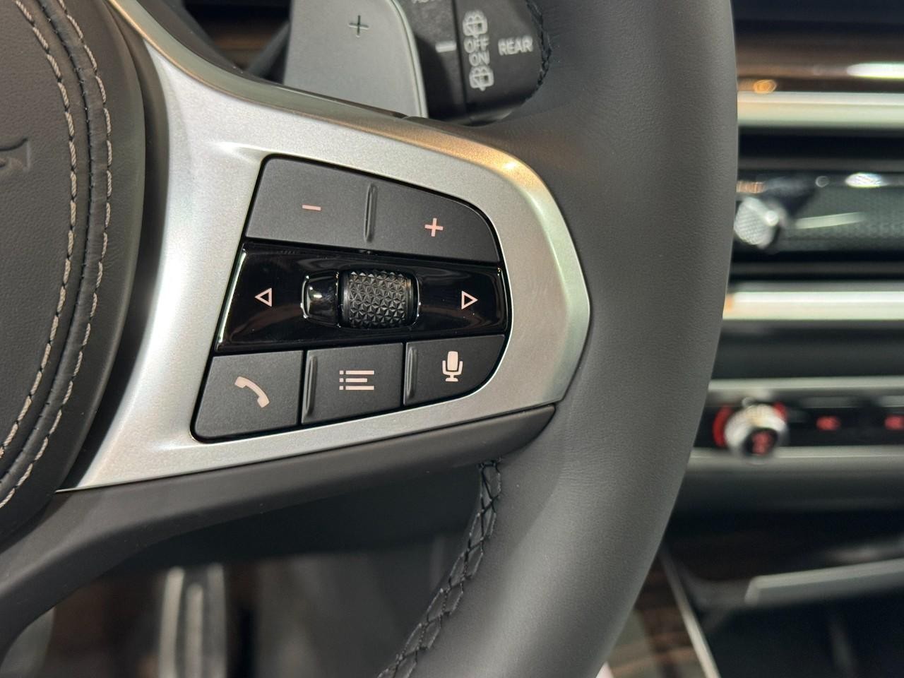 BMW X5 Vehicle Full-screen Gallery Image 32