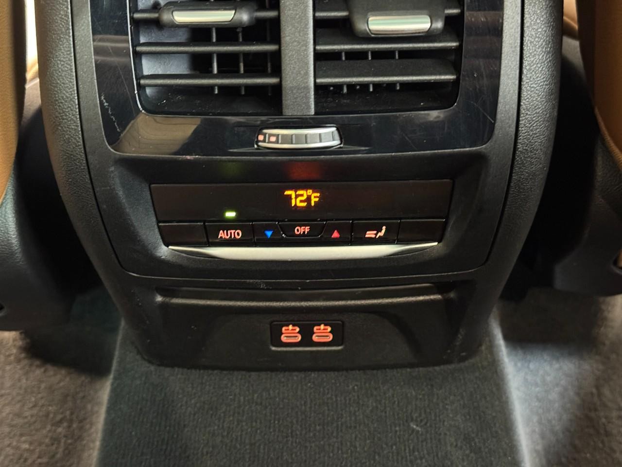 BMW X3 Vehicle Full-screen Gallery Image 12