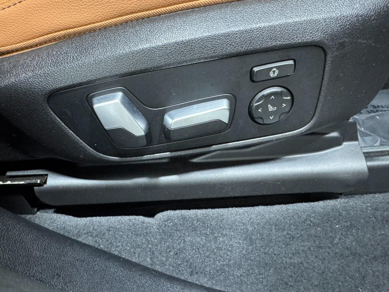 BMW X3 Vehicle Full-screen Gallery Image 22