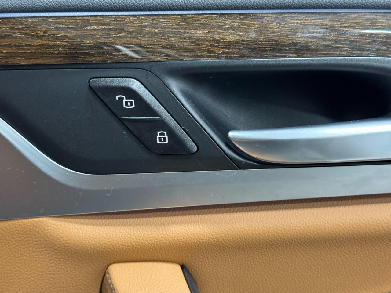 BMW X3 Vehicle Full-screen Gallery Image 23