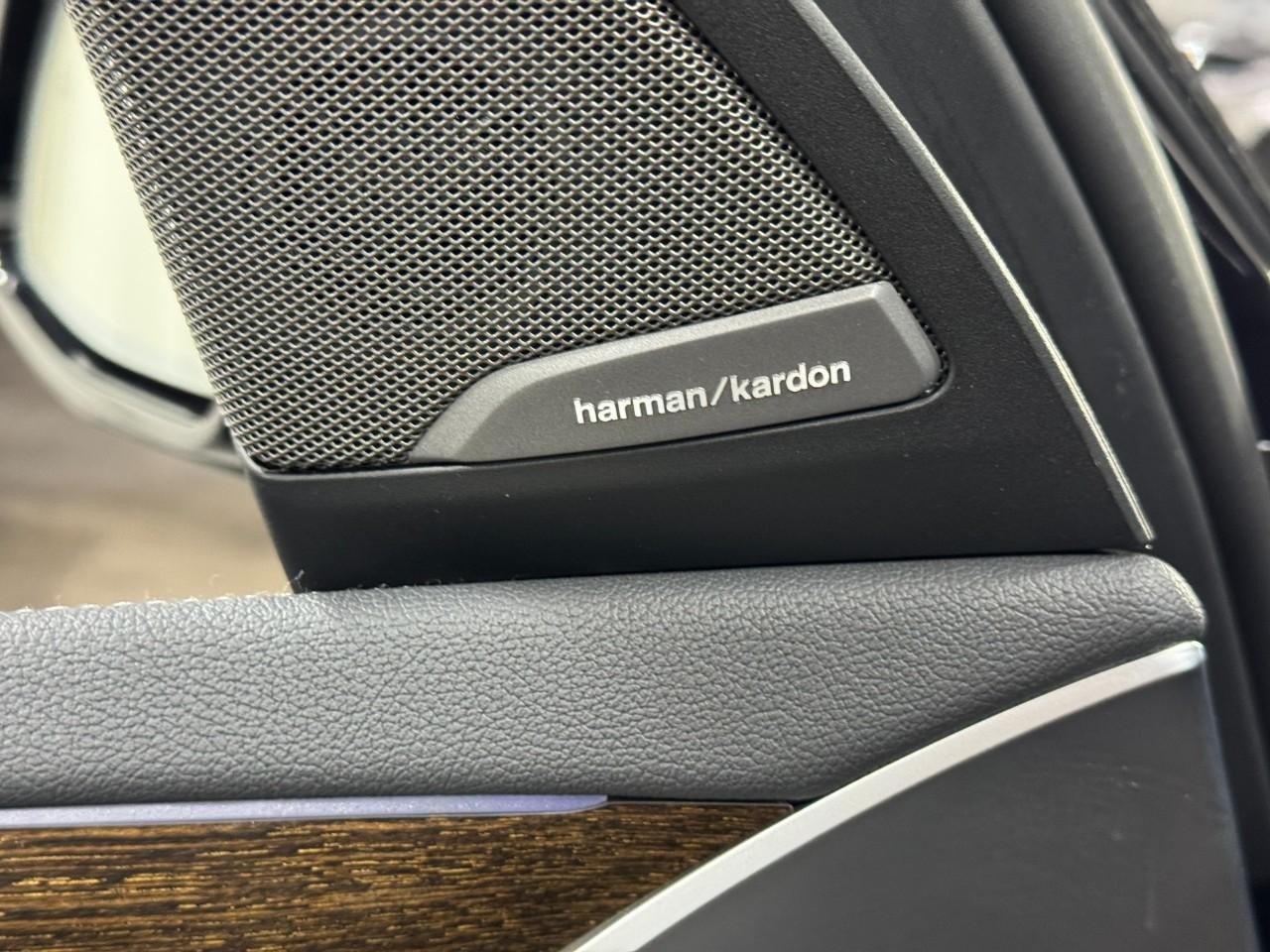 BMW X3 Vehicle Full-screen Gallery Image 25