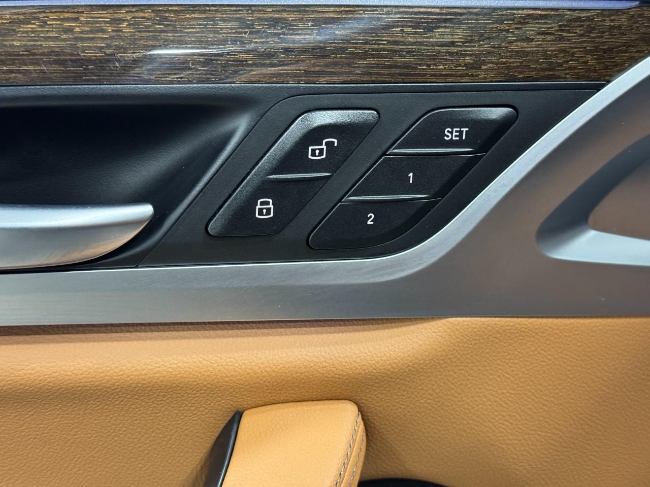 BMW X3 Vehicle Full-screen Gallery Image 26