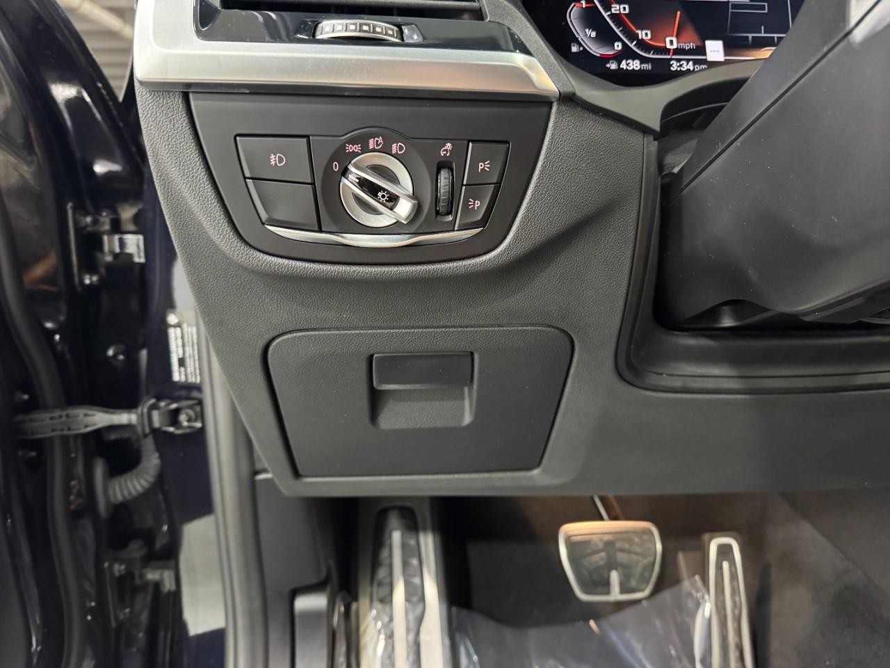 BMW X3 Vehicle Full-screen Gallery Image 31