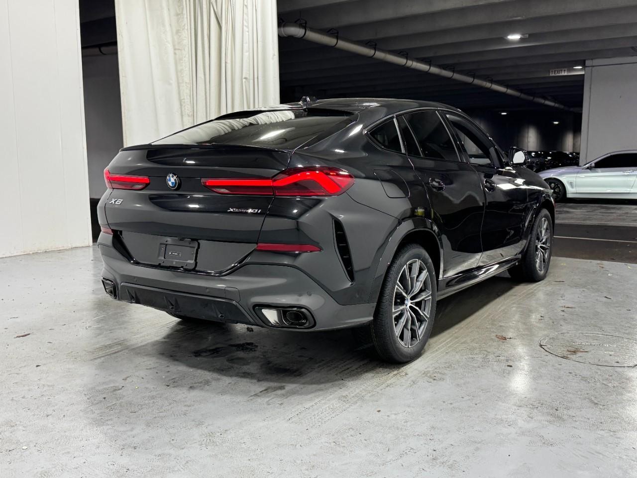 BMW X6 Vehicle Full-screen Gallery Image 4