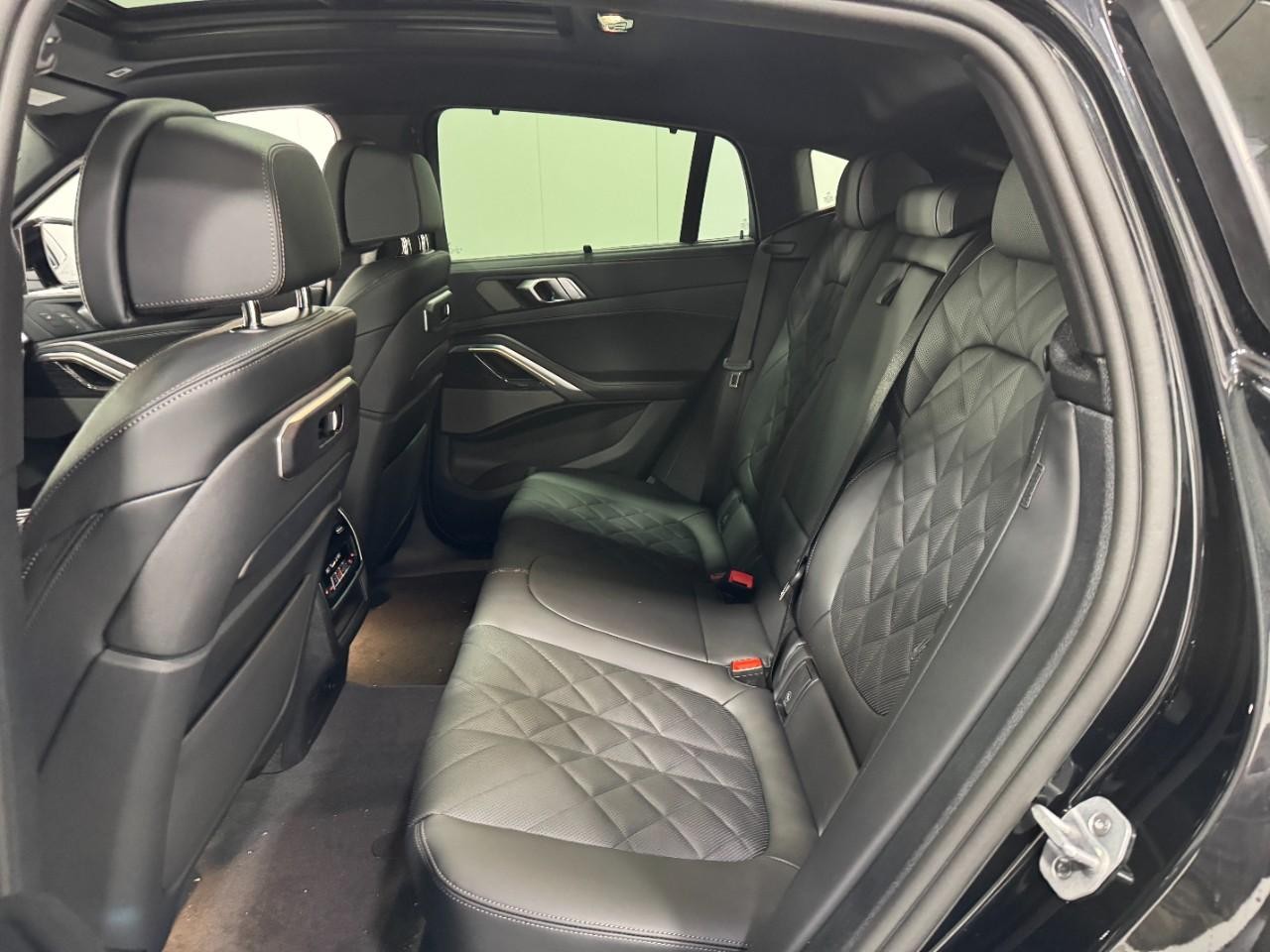 BMW X6 Vehicle Full-screen Gallery Image 8