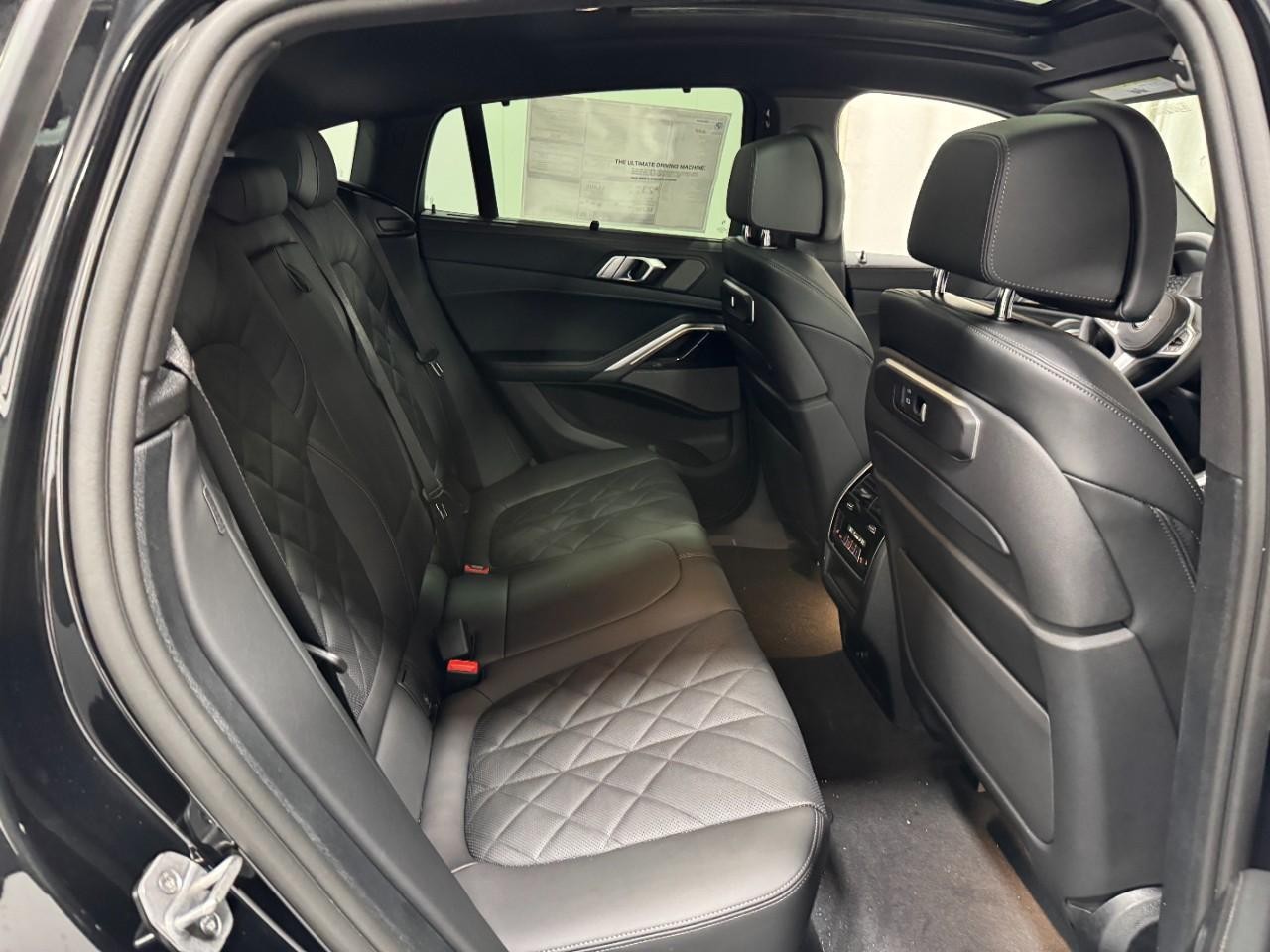 BMW X6 Vehicle Full-screen Gallery Image 10