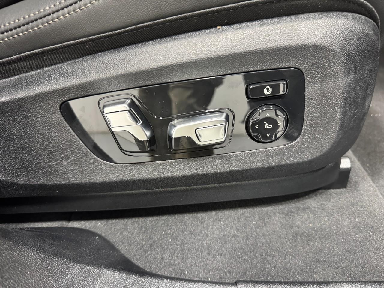 BMW X6 Vehicle Full-screen Gallery Image 20