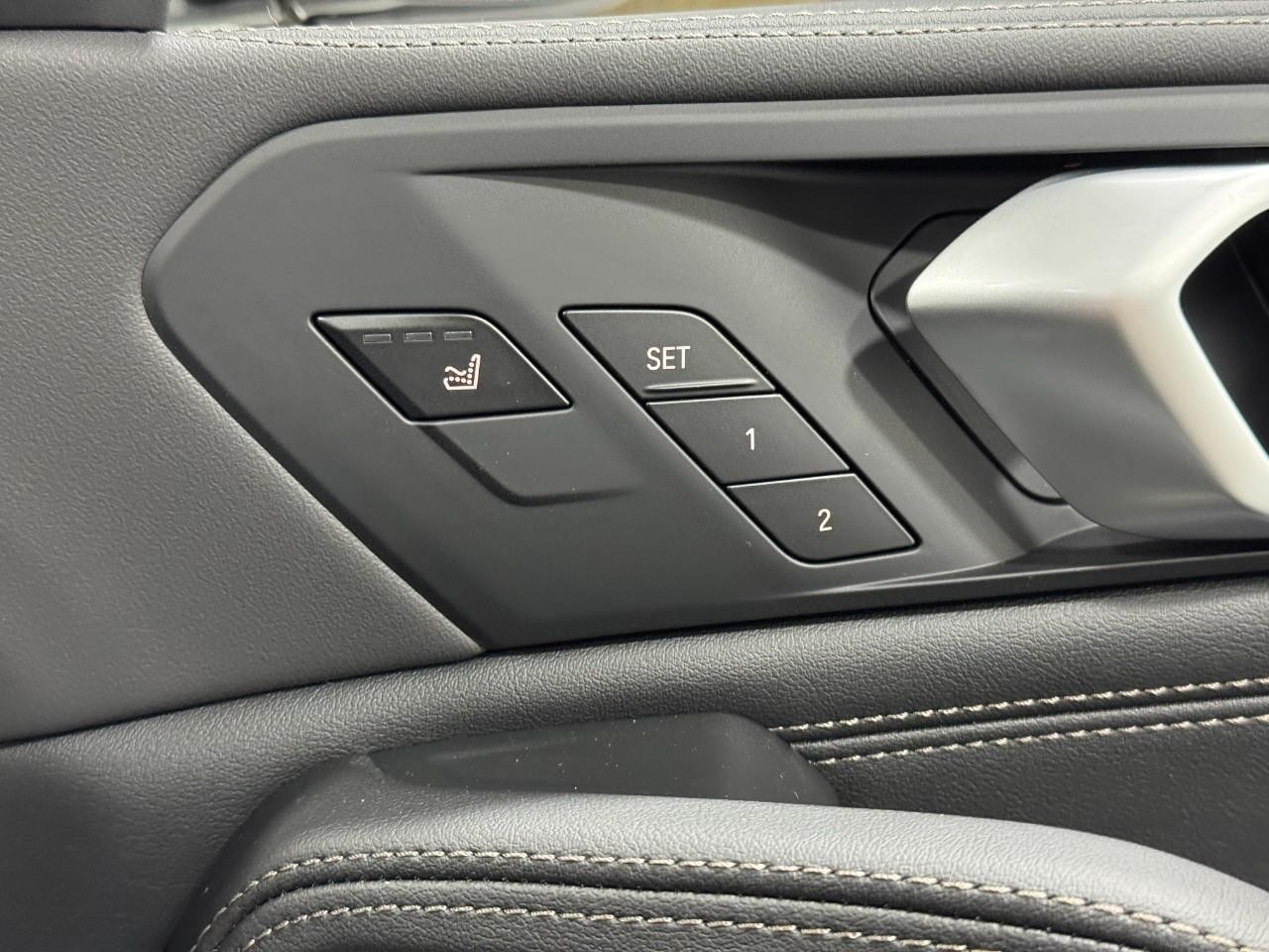 BMW X6 Vehicle Full-screen Gallery Image 21