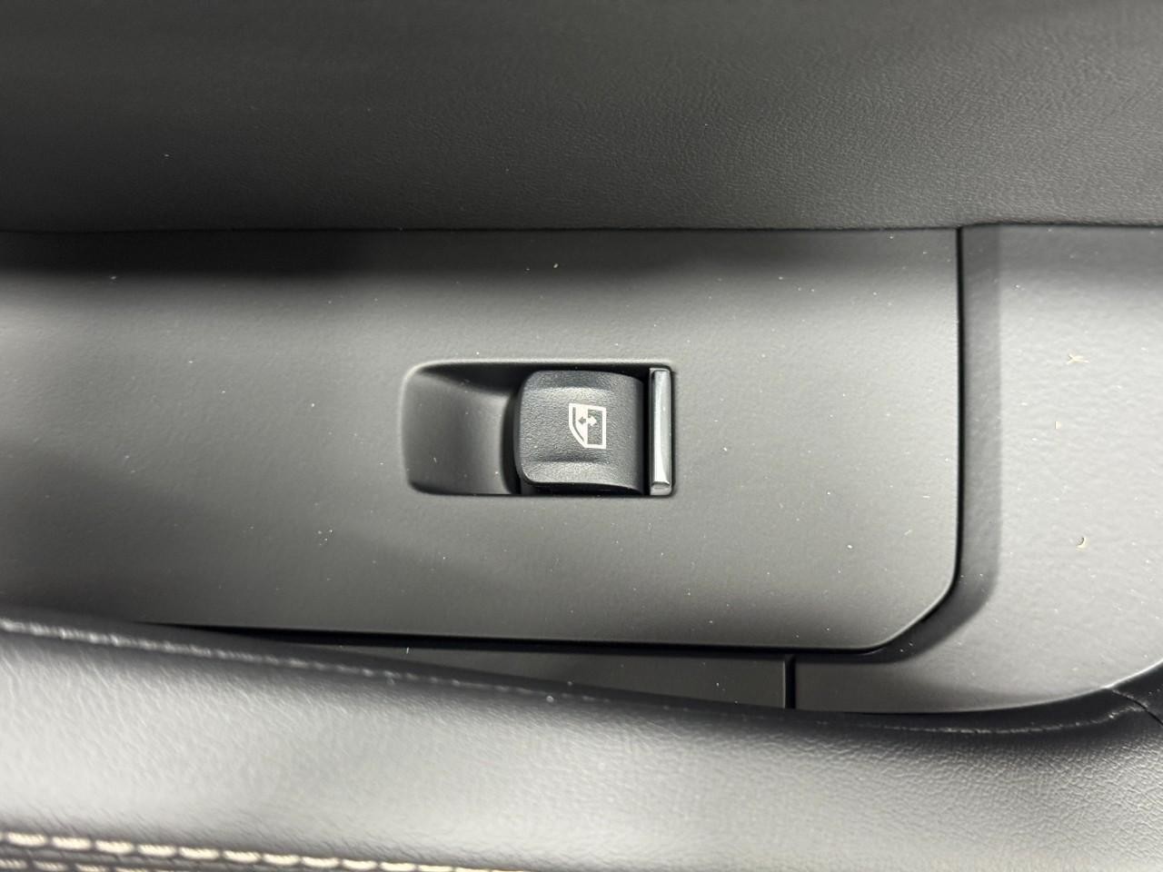 BMW X6 Vehicle Full-screen Gallery Image 23