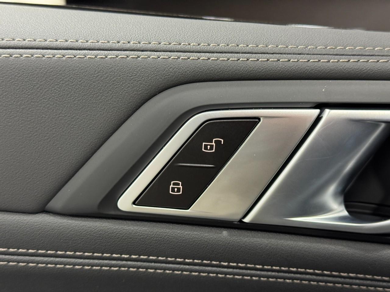 BMW X6 Vehicle Full-screen Gallery Image 26