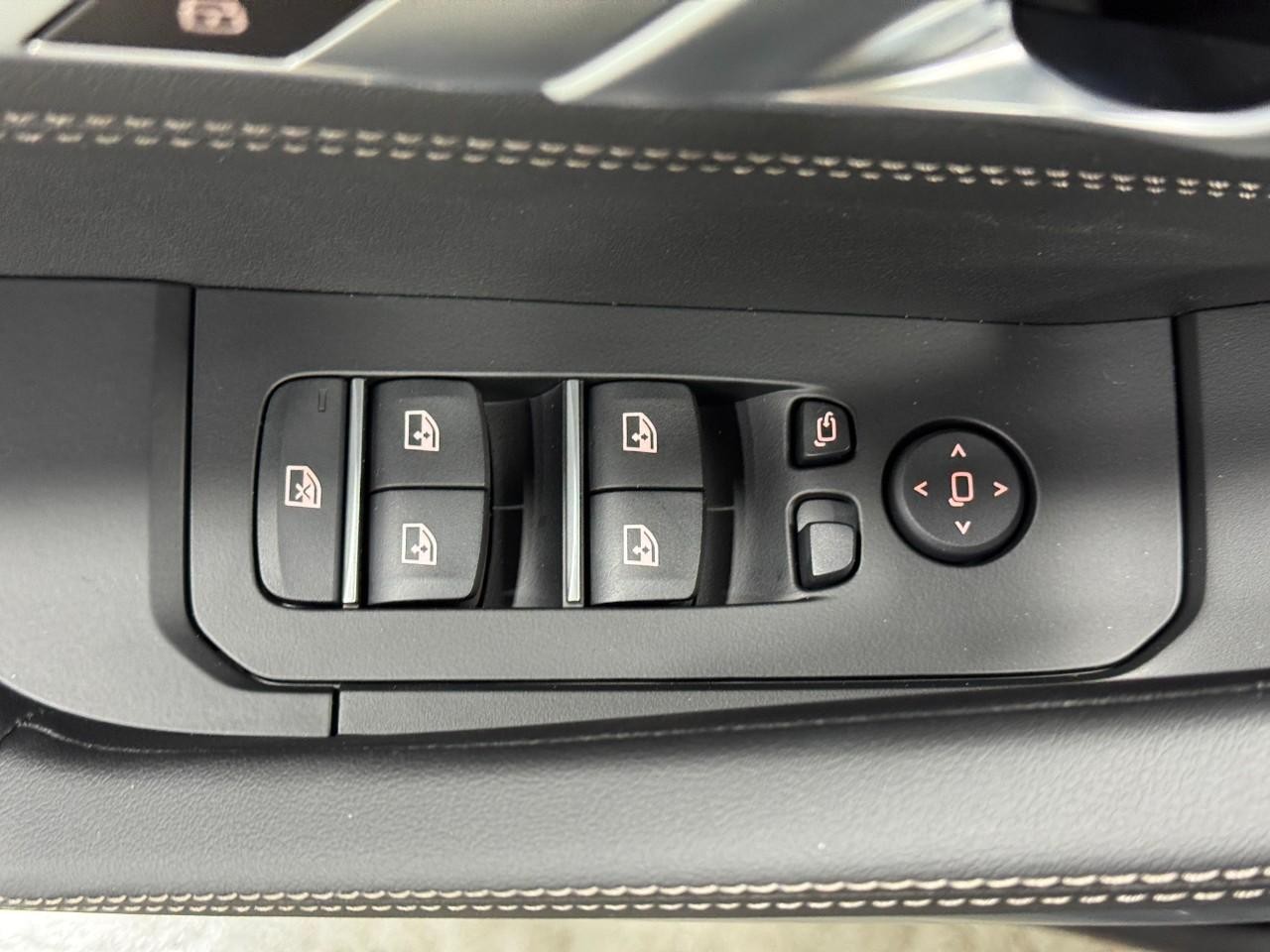 BMW X6 Vehicle Full-screen Gallery Image 27