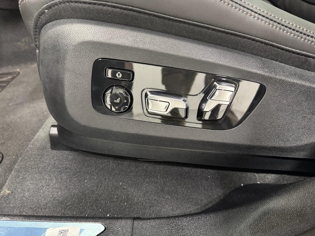 BMW X6 Vehicle Full-screen Gallery Image 30