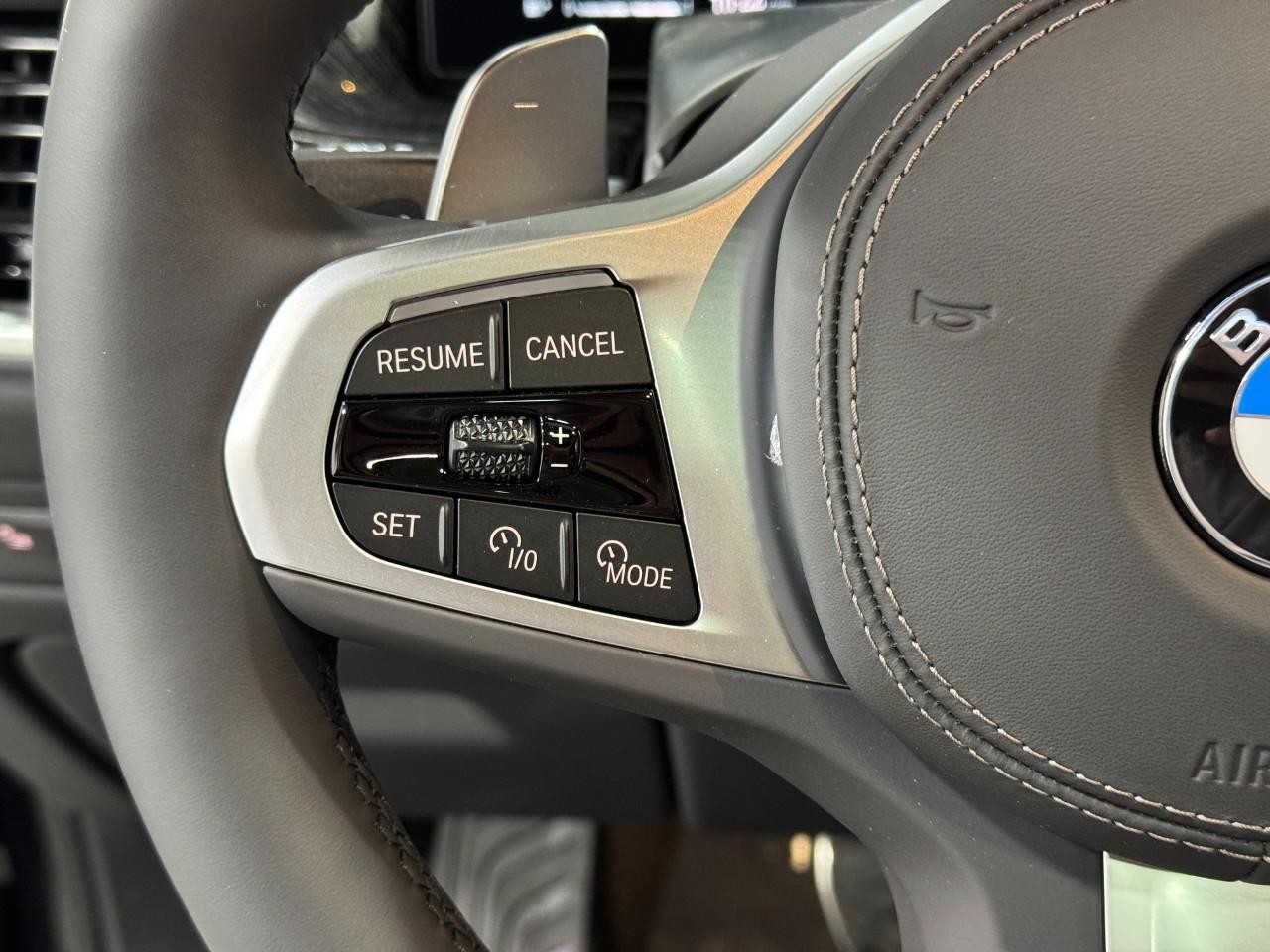 BMW X6 Vehicle Full-screen Gallery Image 32